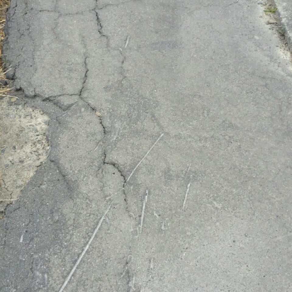 The photograph attached to this roading/streets report