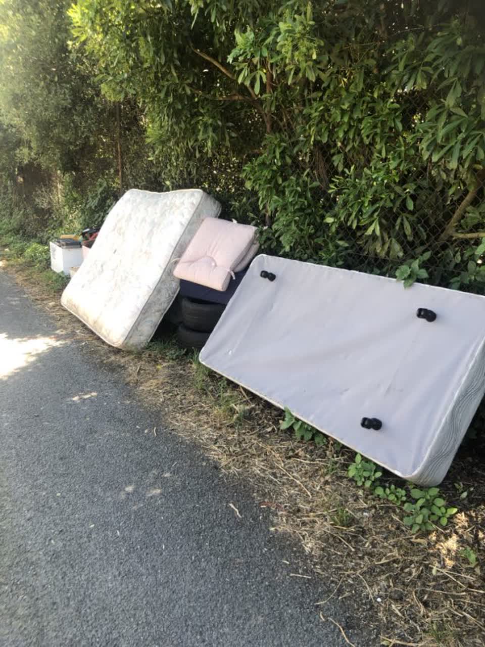 The photograph attached to this rubbish/recycling report
