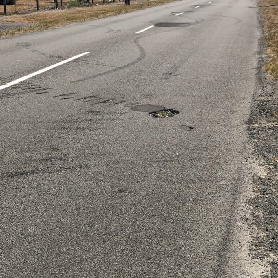 The photograph attached to this roading/streets report