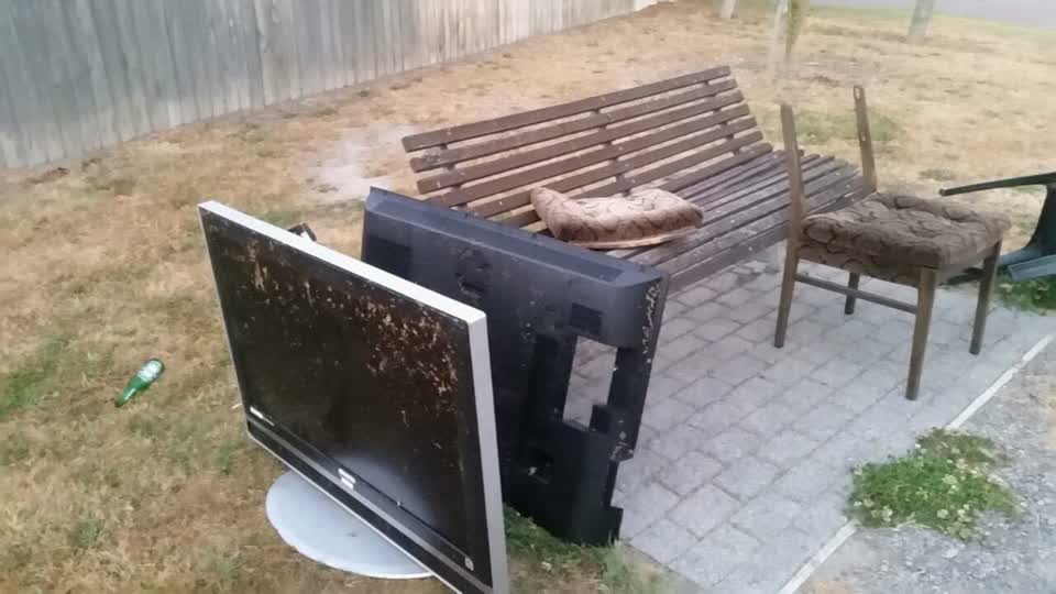 The photograph attached to this rubbish/recycling report