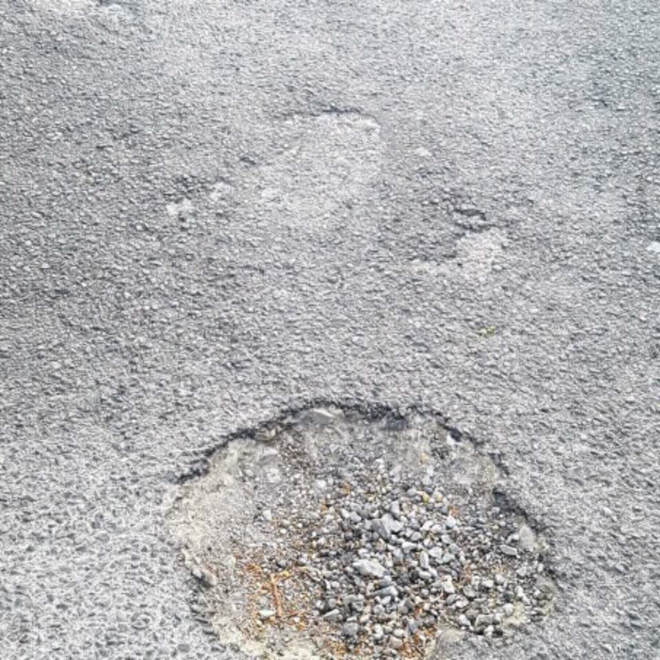 The photograph attached to this roading/streets report