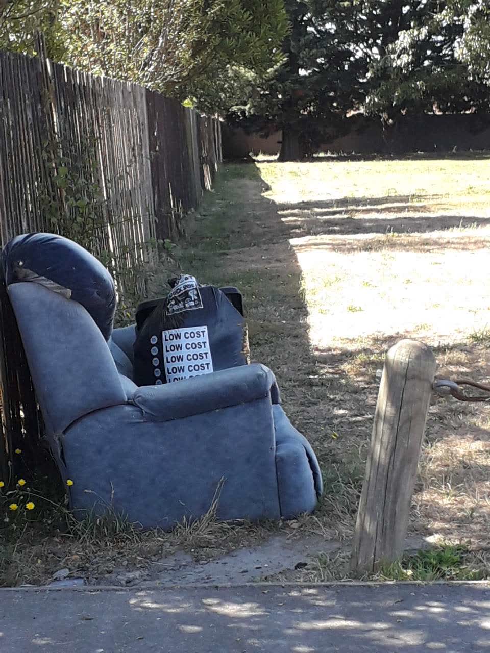 The photograph attached to this rubbish/recycling report