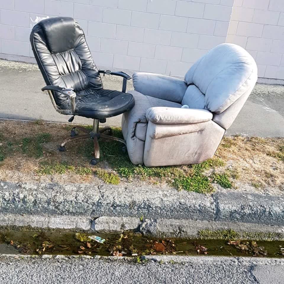 The photograph attached to this rubbish/recycling report