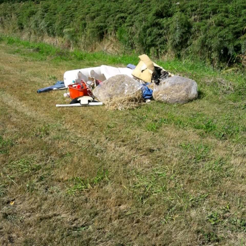 The photograph attached to this rubbish/recycling report