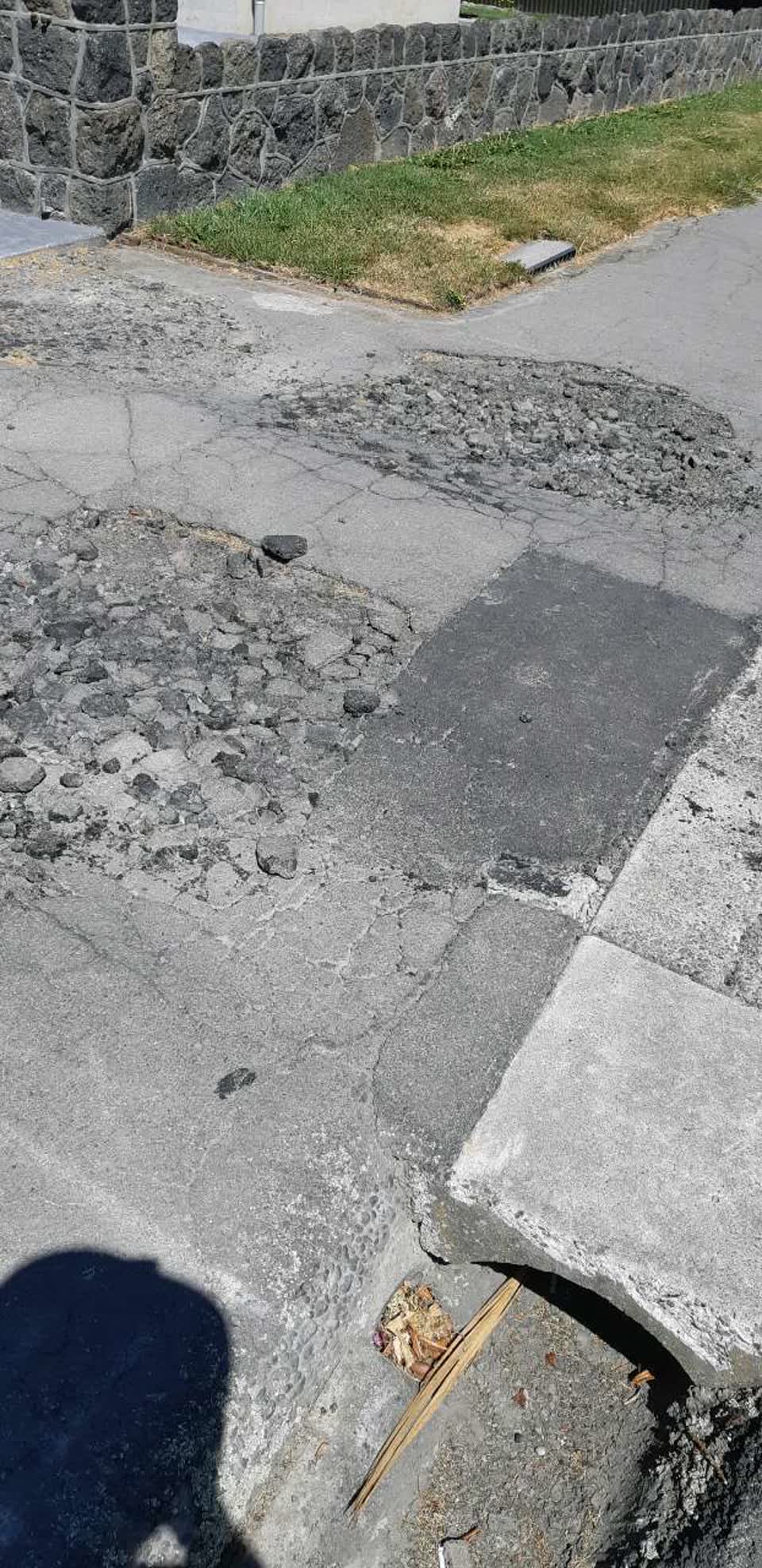 The photograph attached to this roading/streets report