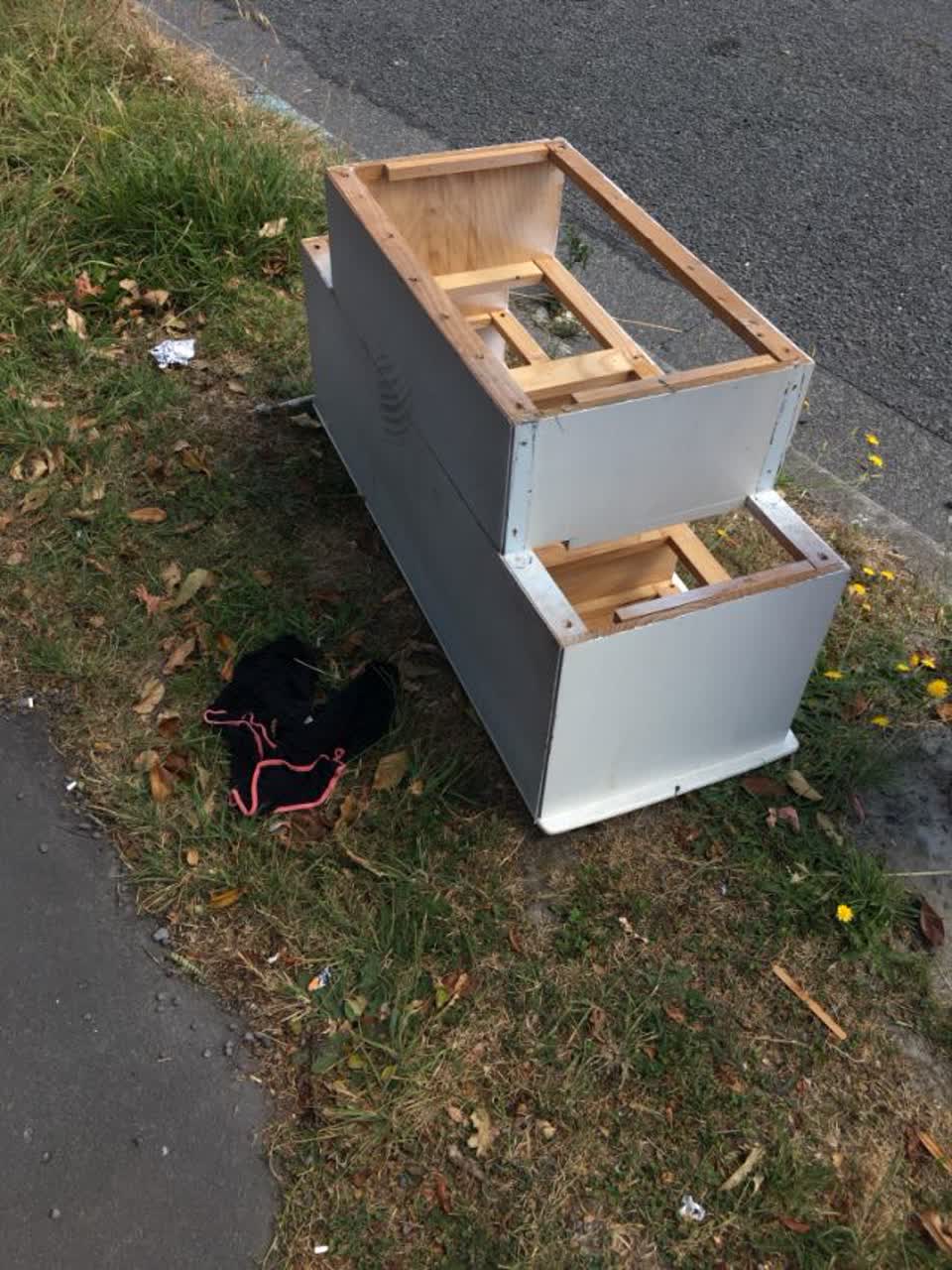 The photograph attached to this rubbish/recycling report
