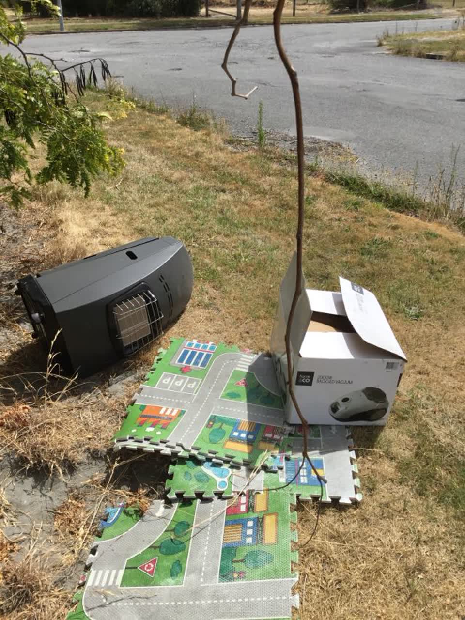 The photograph attached to this rubbish/recycling report