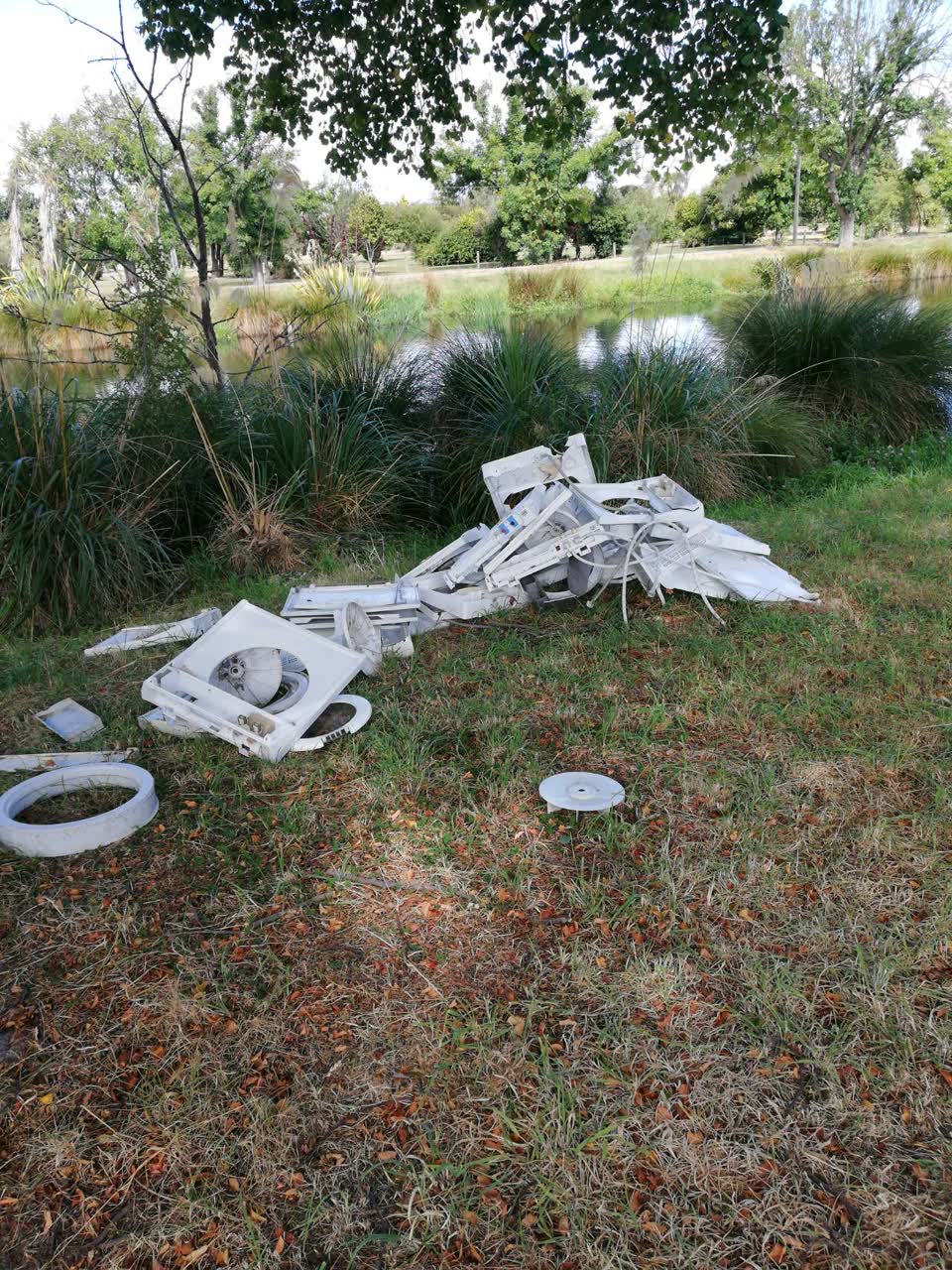 The photograph attached to this rubbish/recycling report