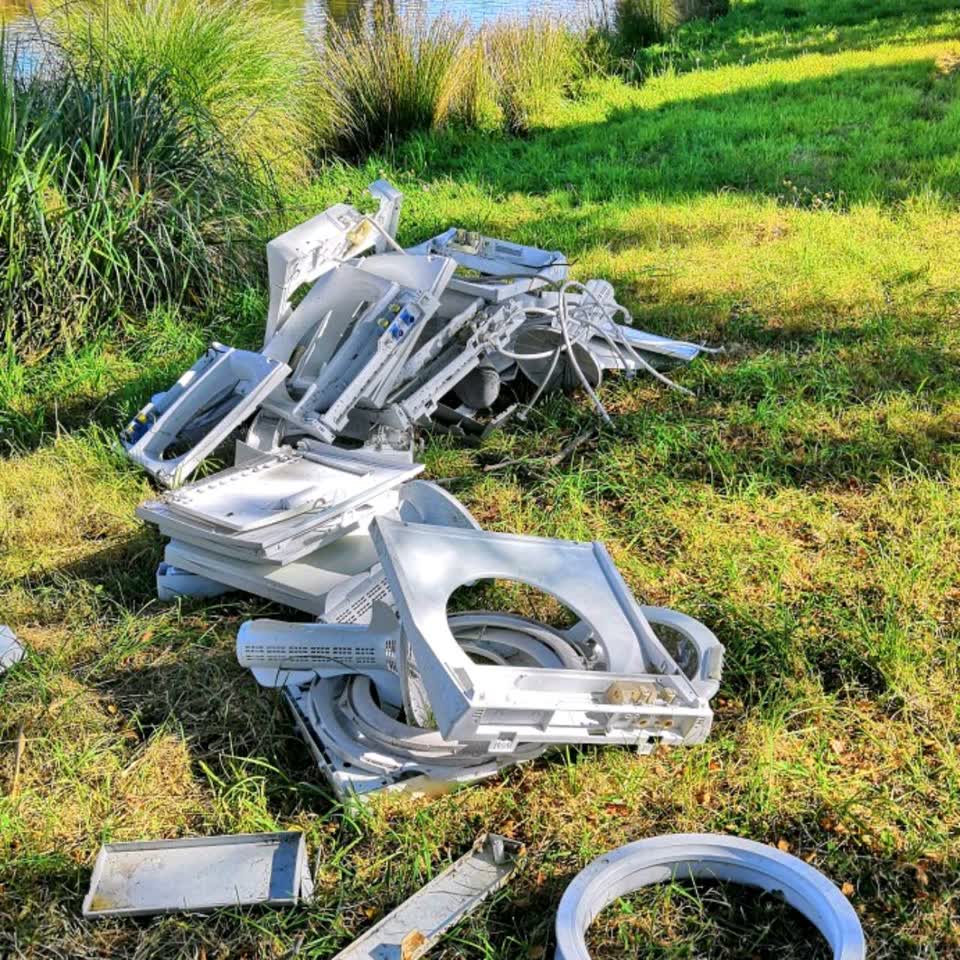 The photograph attached to this rubbish/recycling report