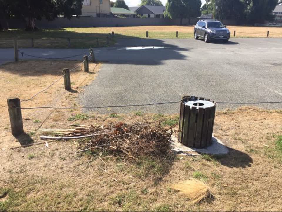 The photograph attached to this rubbish/recycling report