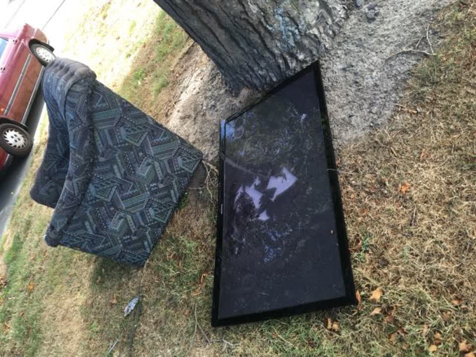 The photograph attached to this rubbish/recycling report