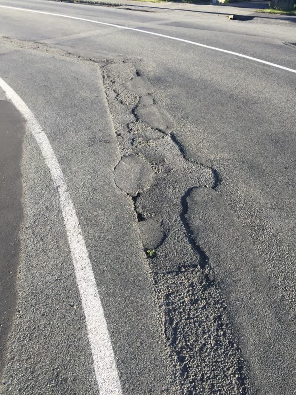 The photograph attached to this roading/streets report