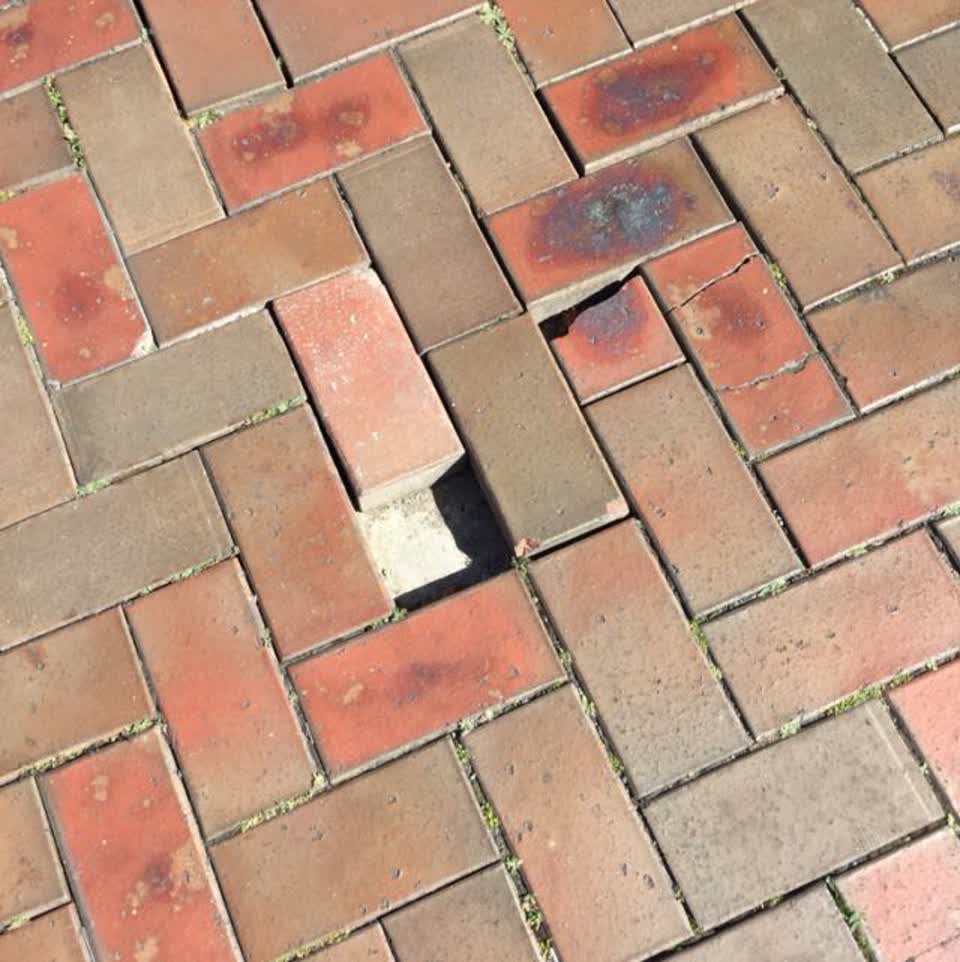 The photograph attached to this roading/streets report