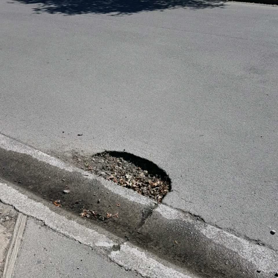 The photograph attached to this roading/streets report