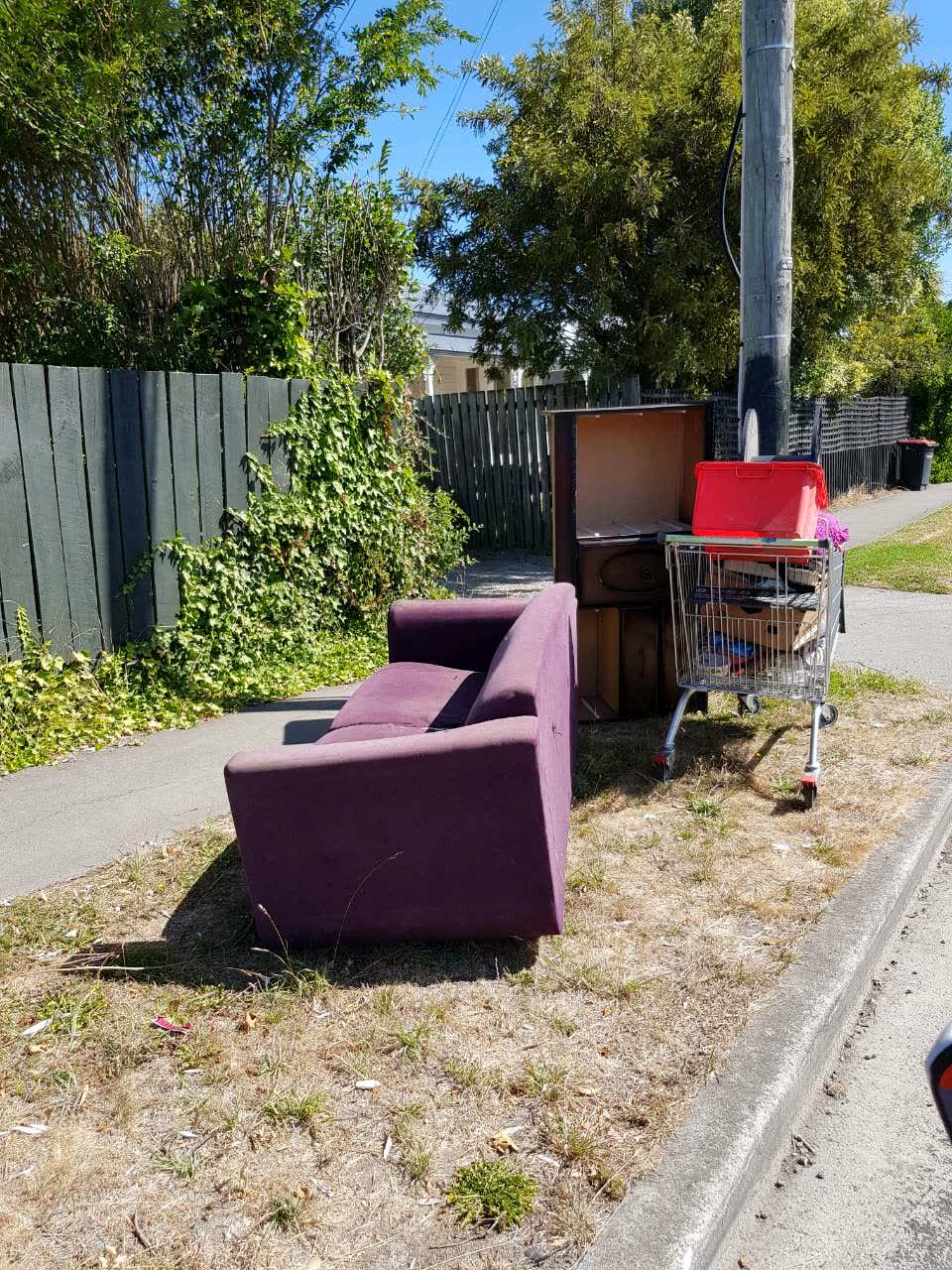 The photograph attached to this rubbish/recycling report