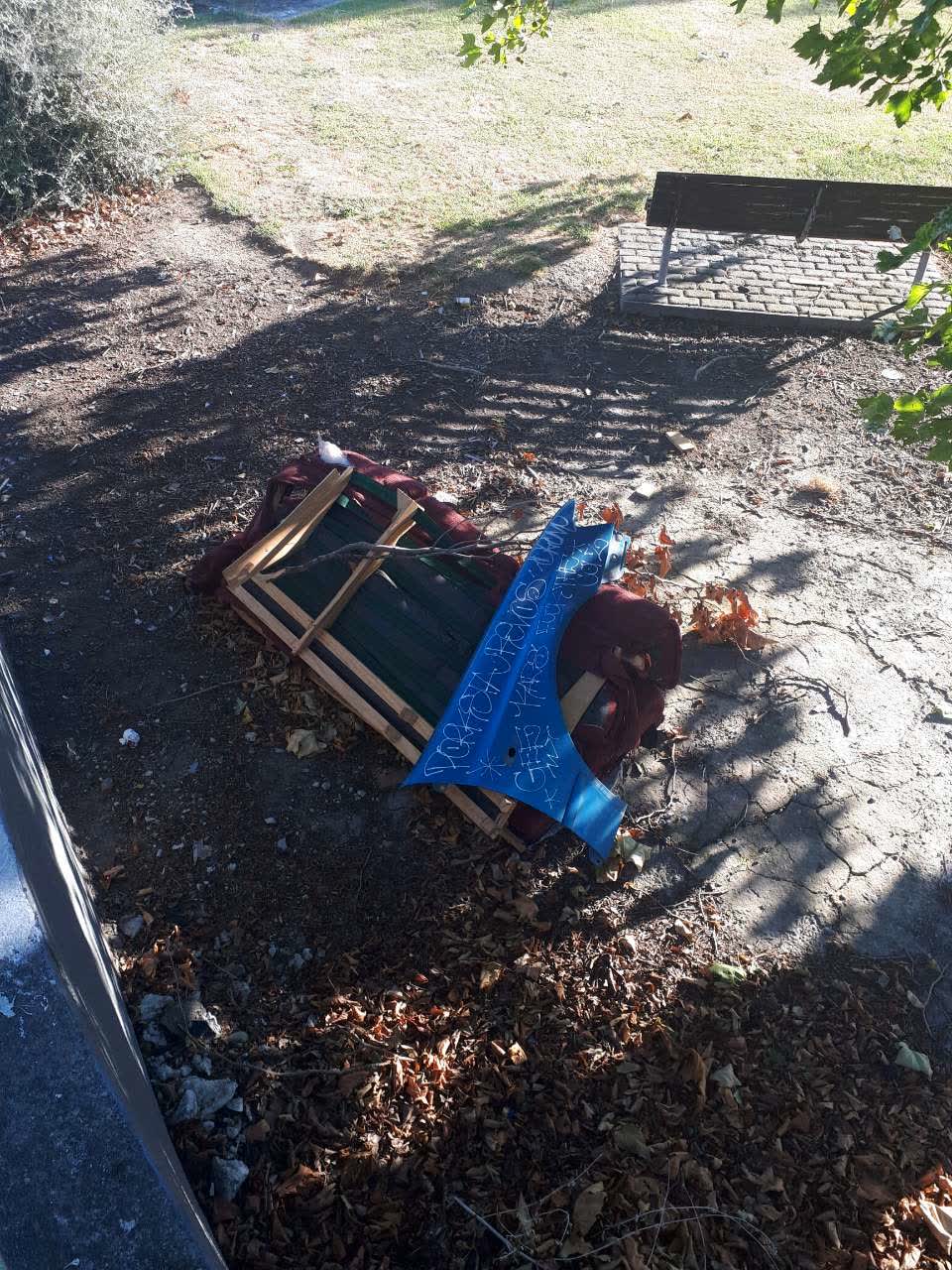 The photograph attached to this rubbish/recycling report