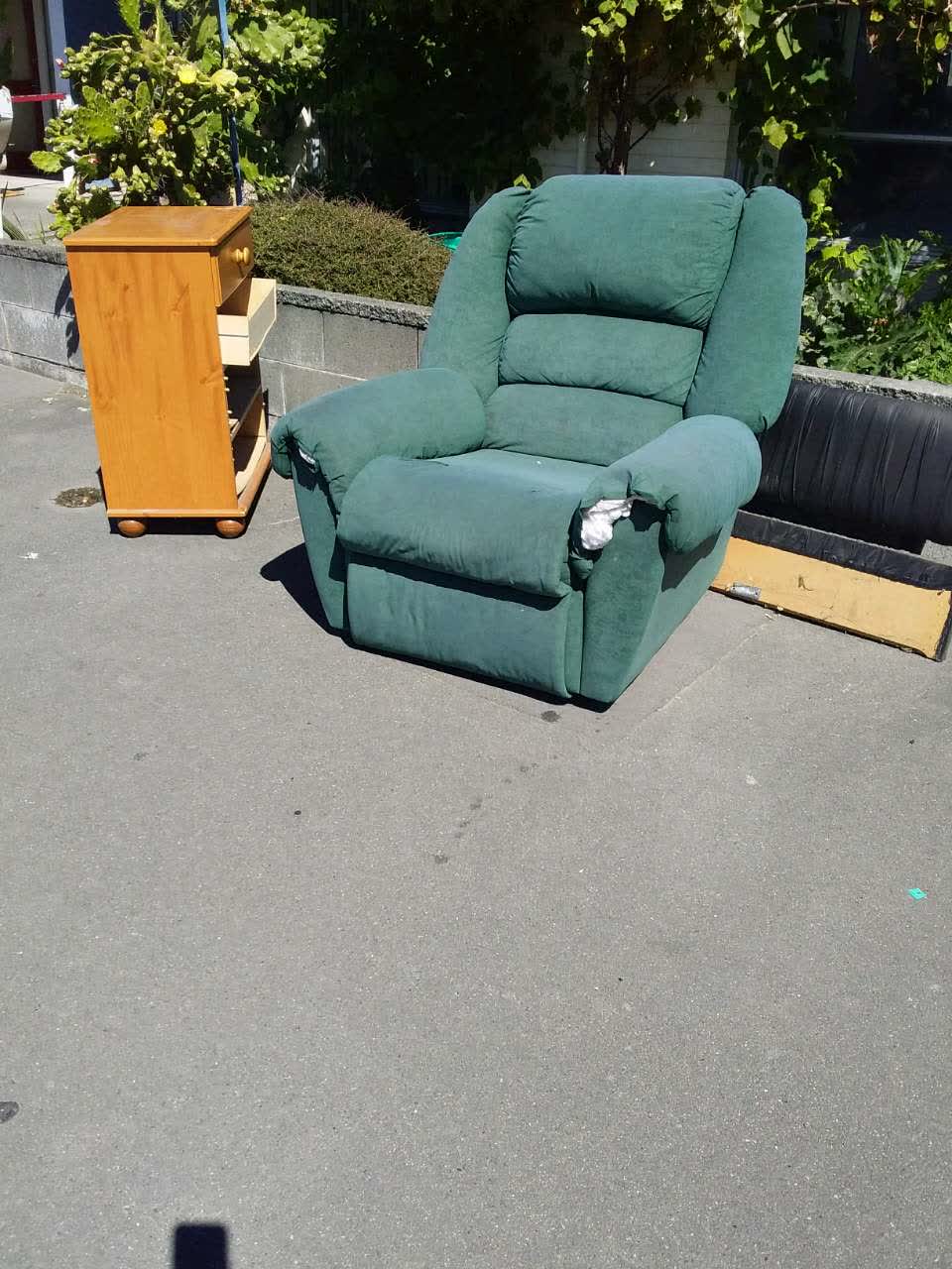 The photograph attached to this rubbish/recycling report
