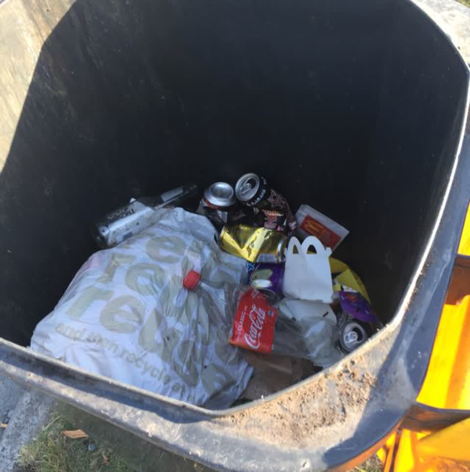 The photograph attached to this rubbish/recycling report