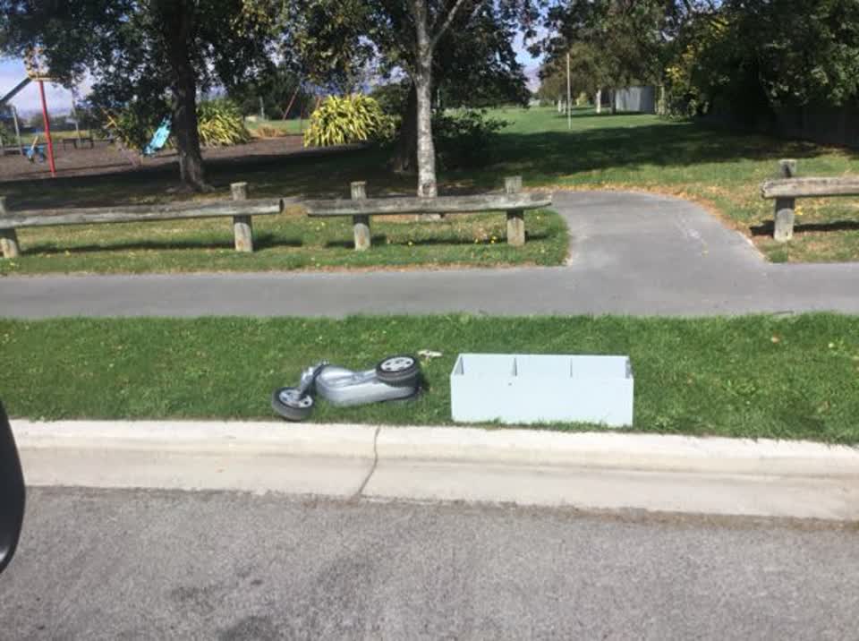 The photograph attached to this rubbish/recycling report