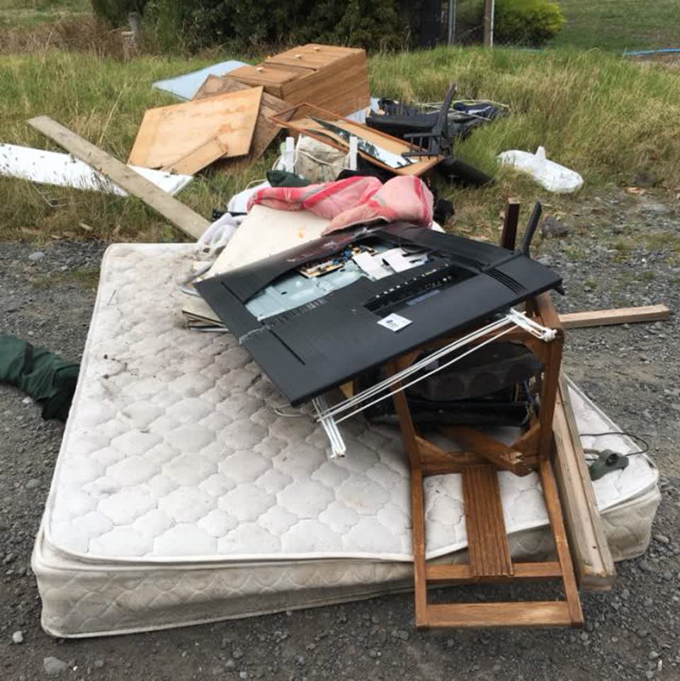 The photograph attached to this rubbish/recycling report
