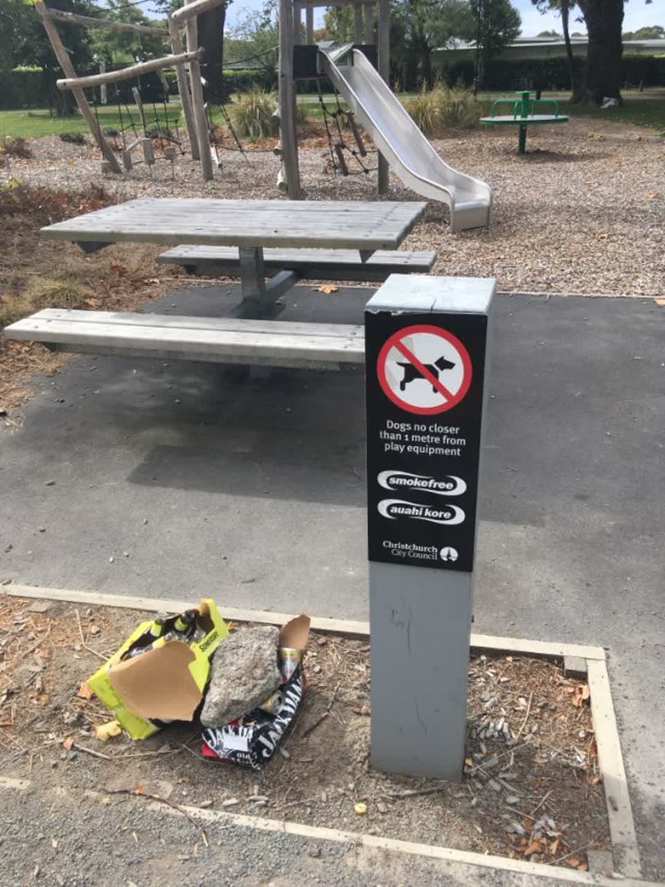 The photograph attached to this rubbish/recycling report