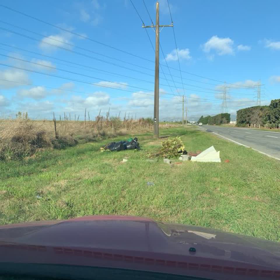 The photograph attached to this rubbish/recycling report
