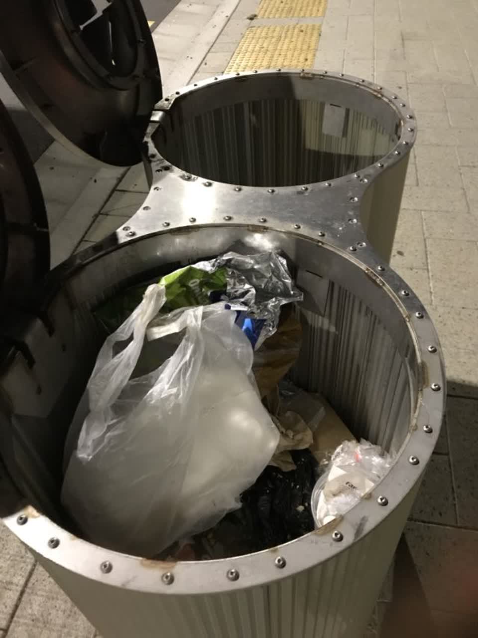 The photograph attached to this rubbish/recycling report
