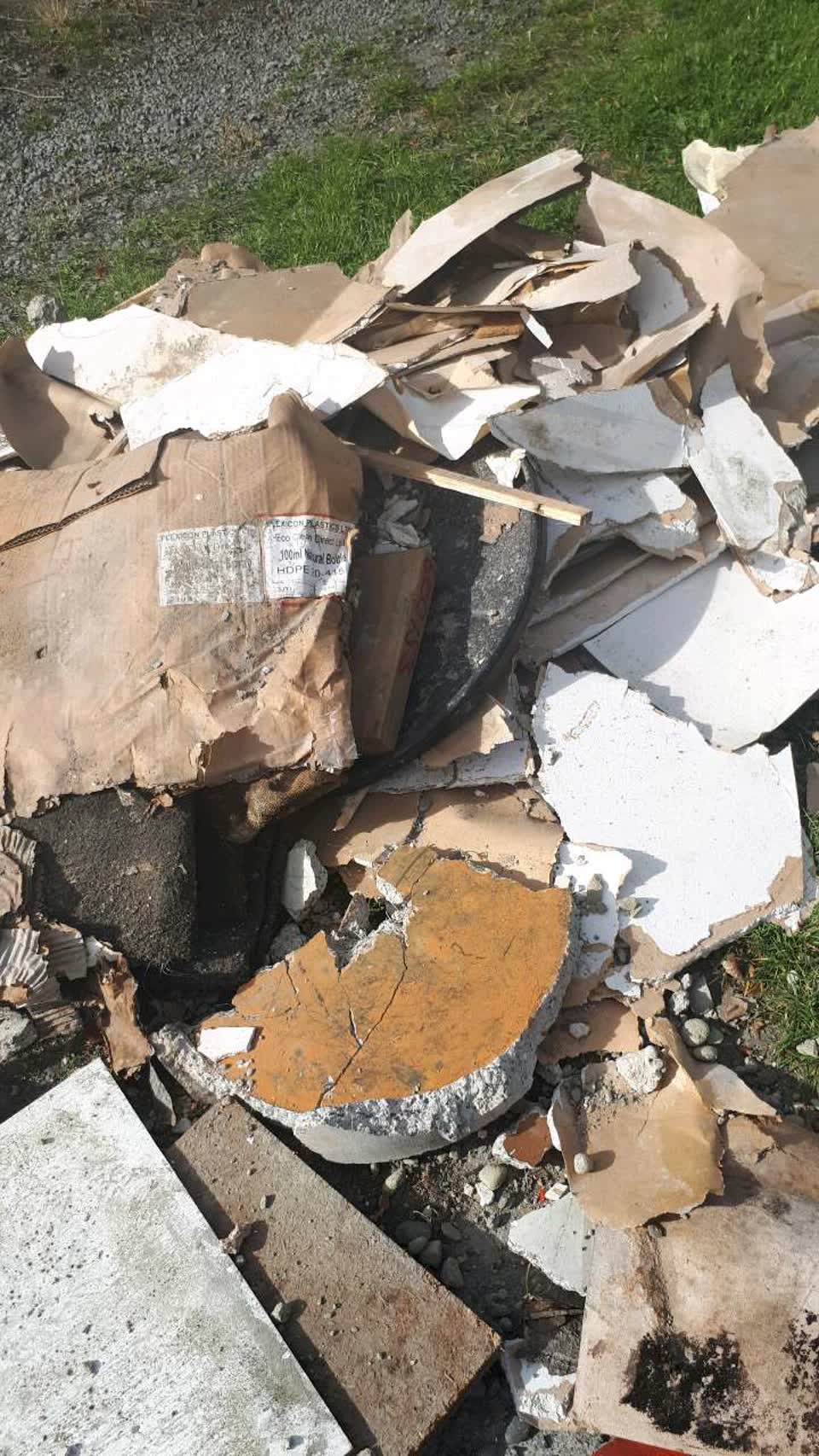 The photograph attached to this rubbish/recycling report