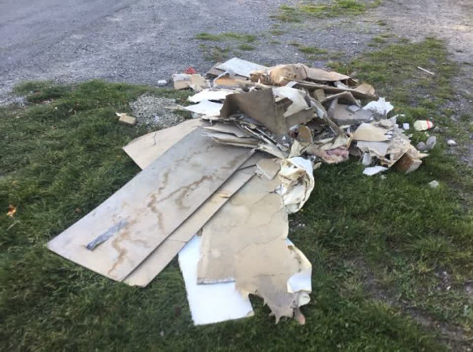 The photograph attached to this rubbish/recycling report