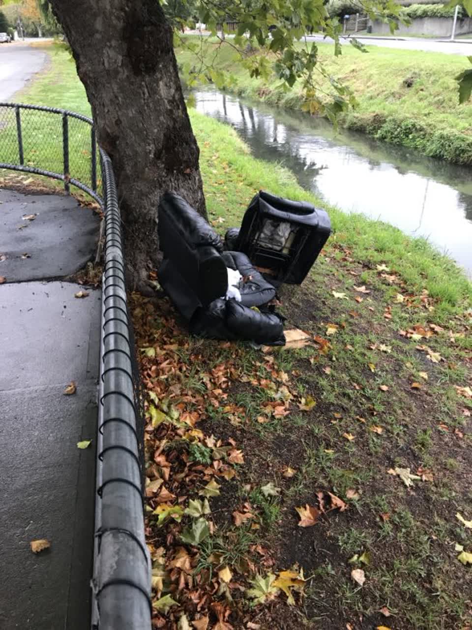The photograph attached to this rubbish/recycling report