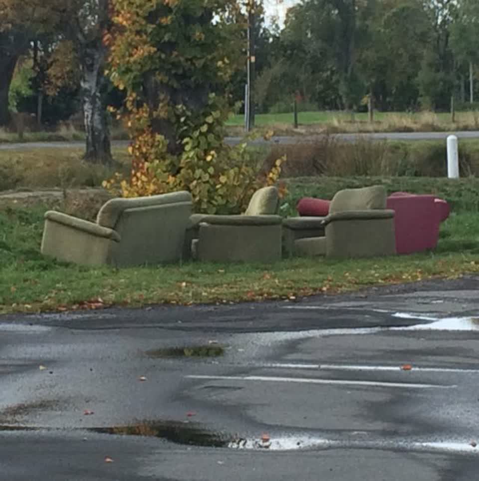 The photograph attached to this rubbish/recycling report