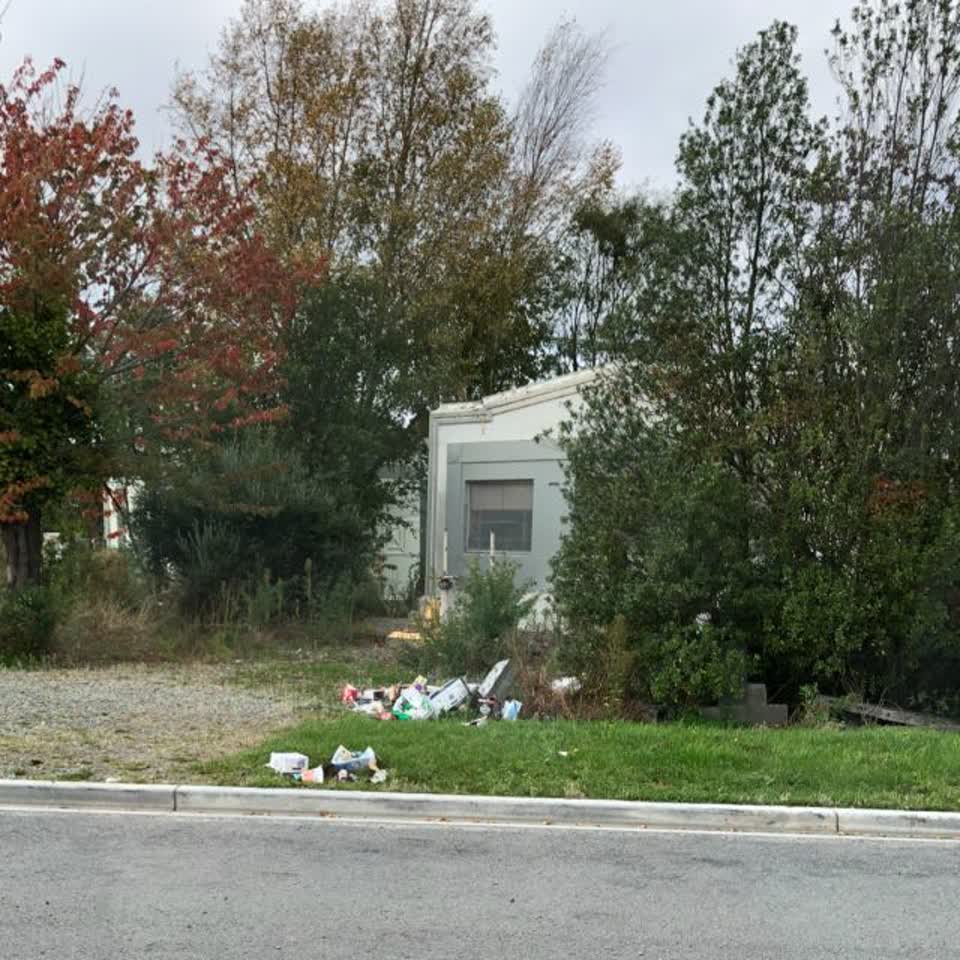 The photograph attached to this rubbish/recycling report