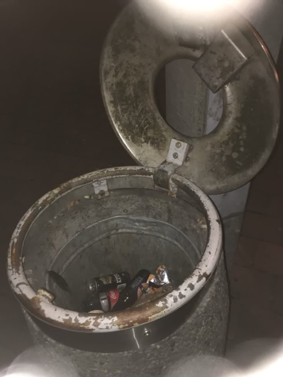 The photograph attached to this rubbish/recycling report
