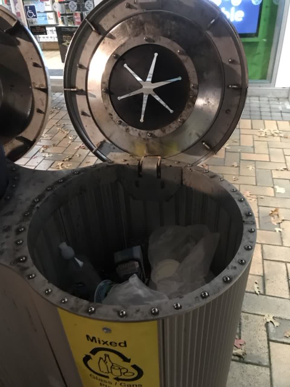 The photograph attached to this rubbish/recycling report