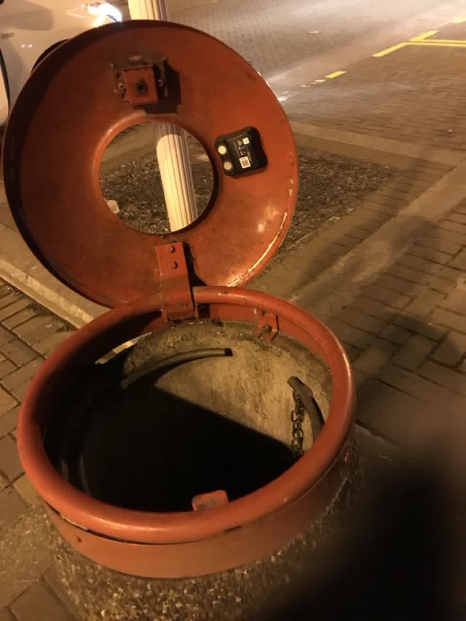 The photograph attached to this rubbish/recycling report
