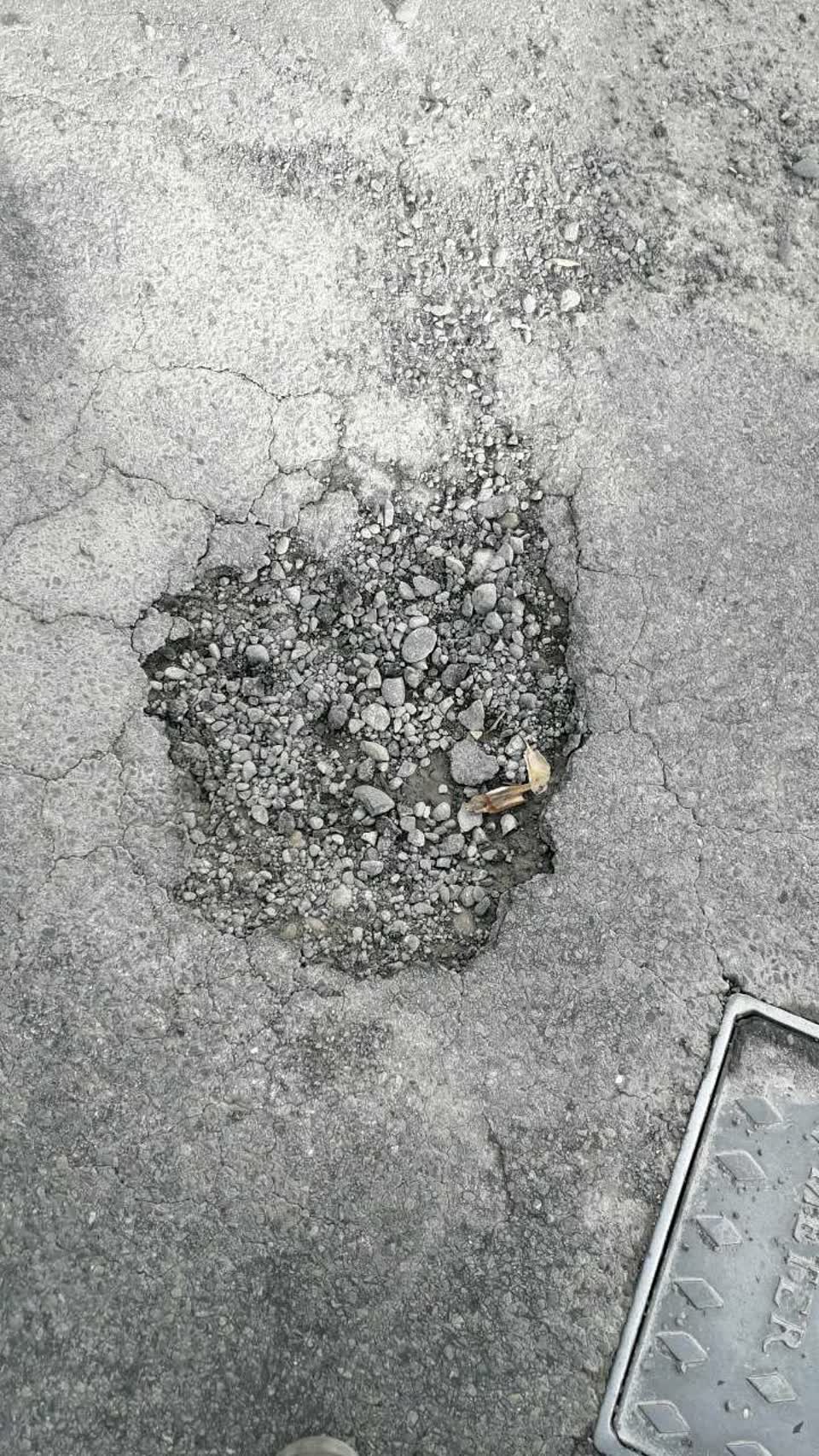 The photograph attached to this roading/streets report