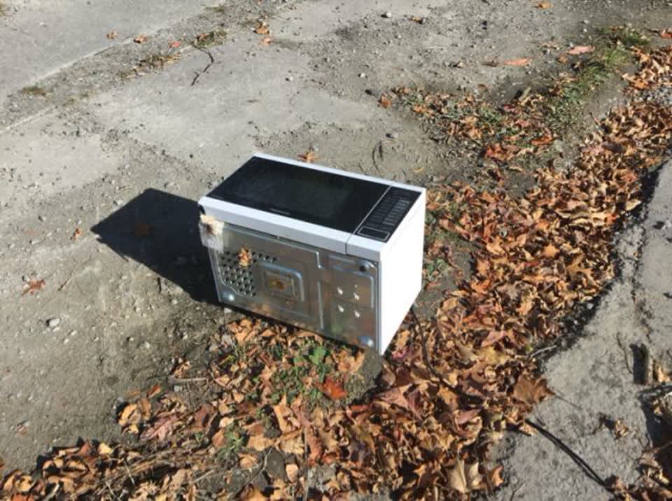 The photograph attached to this rubbish/recycling report