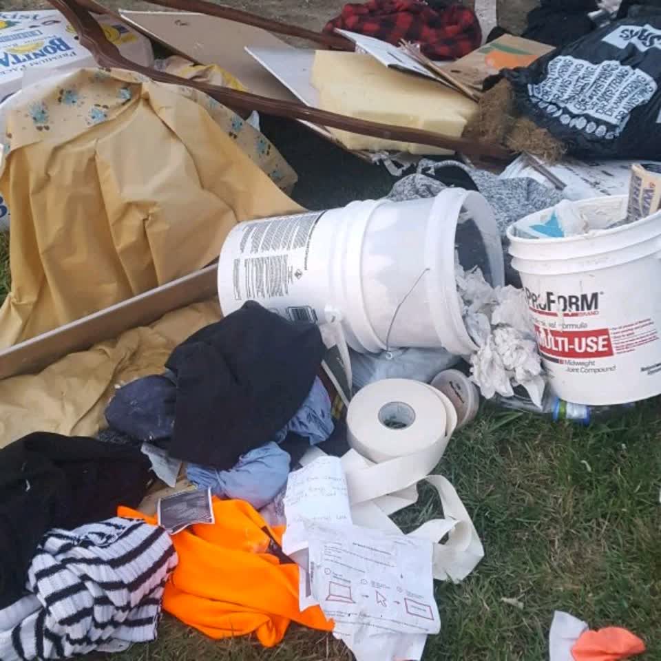 The photograph attached to this rubbish/recycling report