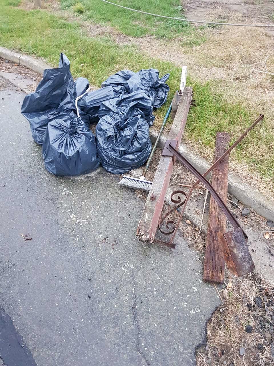 The photograph attached to this rubbish/recycling report