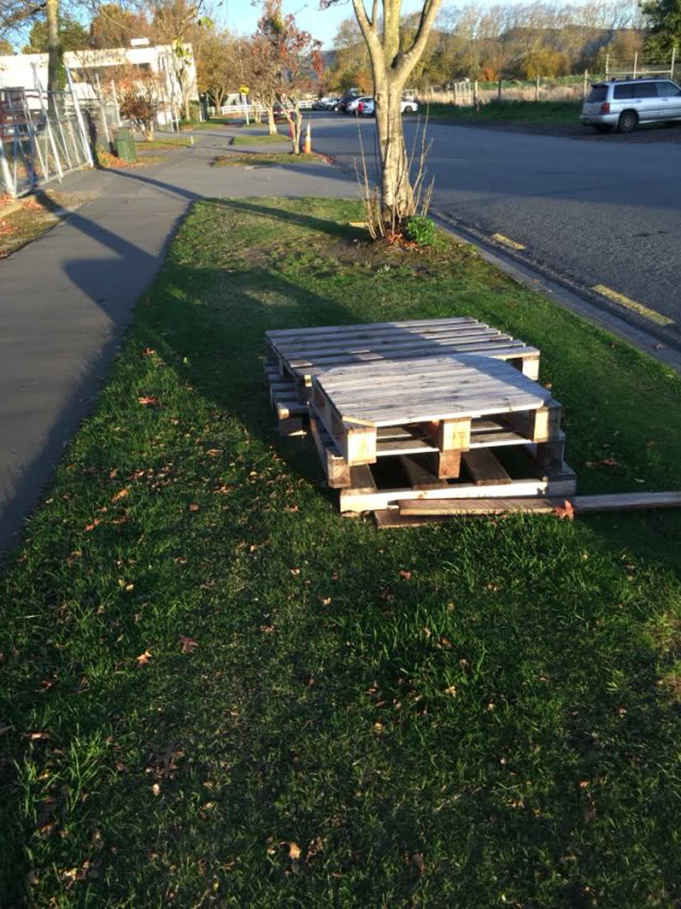 The photograph attached to this rubbish/recycling report