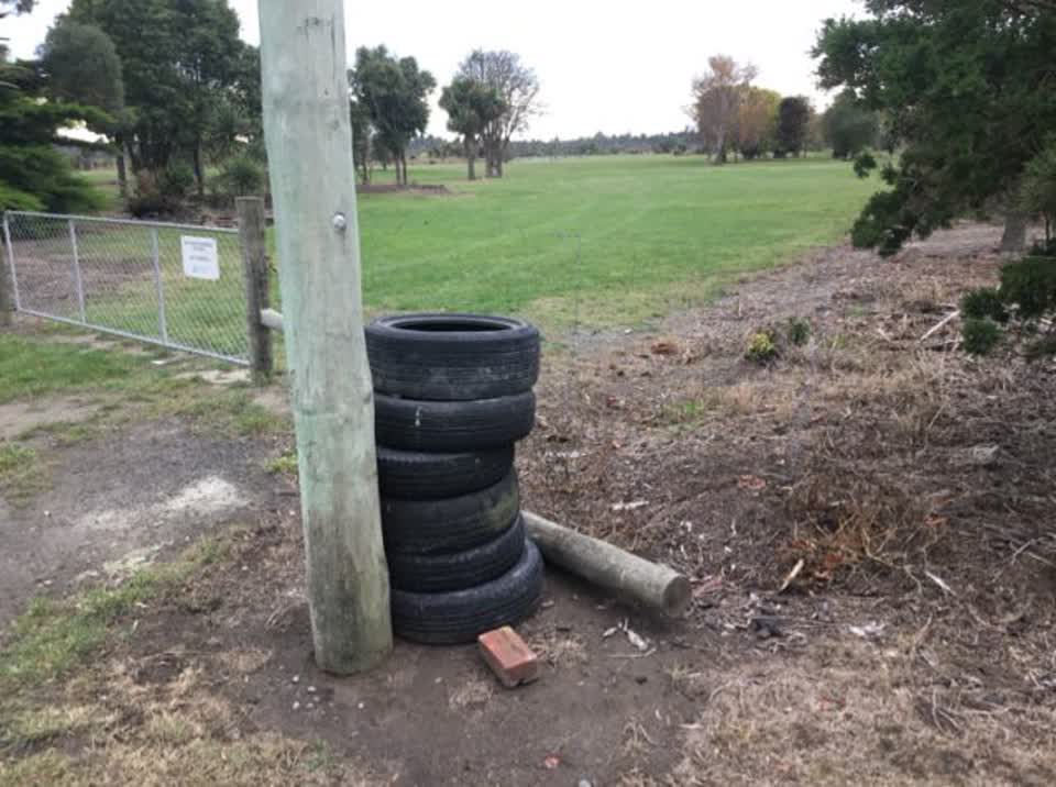 The photograph attached to this rubbish/recycling report