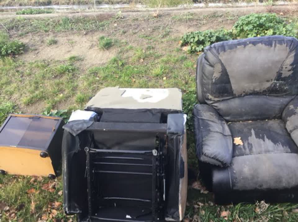 The photograph attached to this rubbish/recycling report