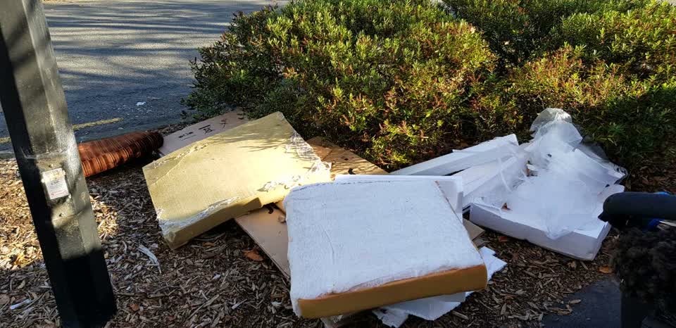 The photograph attached to this rubbish/recycling report