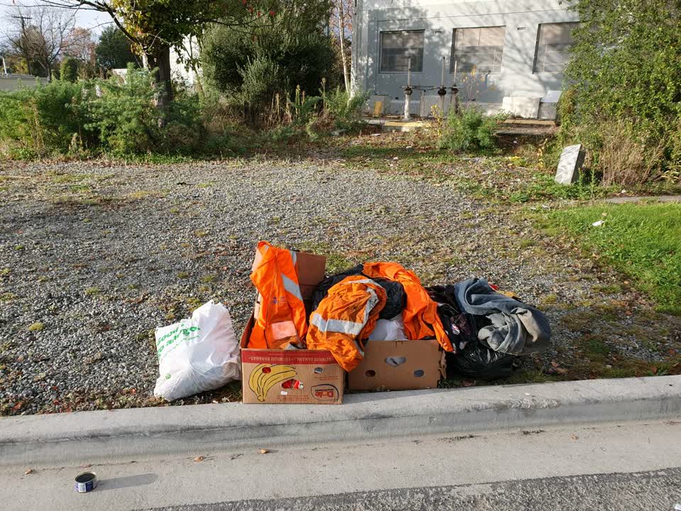The photograph attached to this rubbish/recycling report