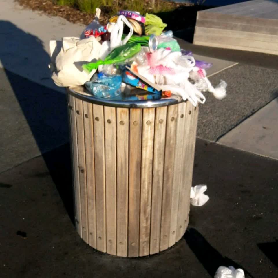 The photograph attached to this rubbish/recycling report