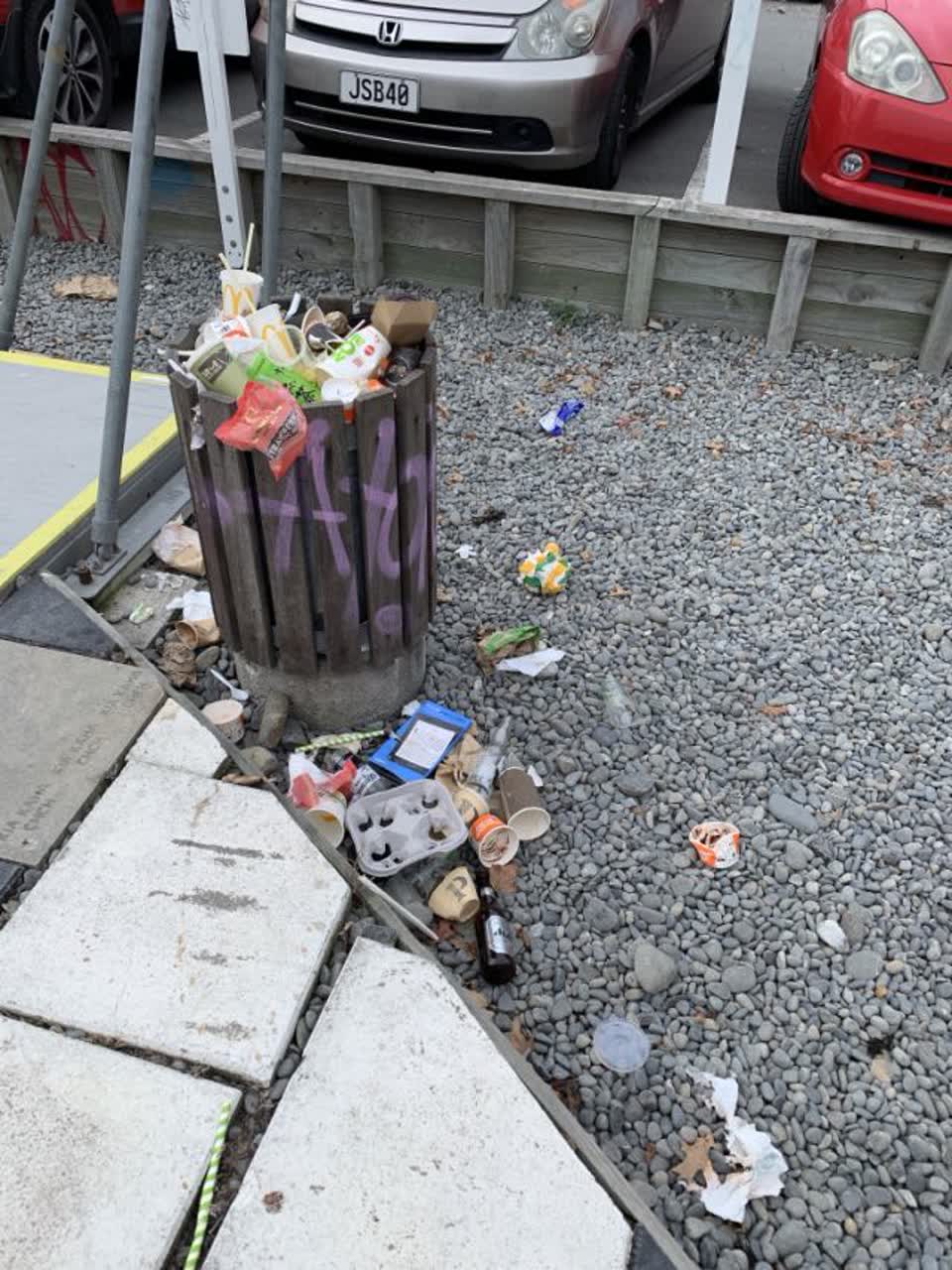 The photograph attached to this rubbish/recycling report
