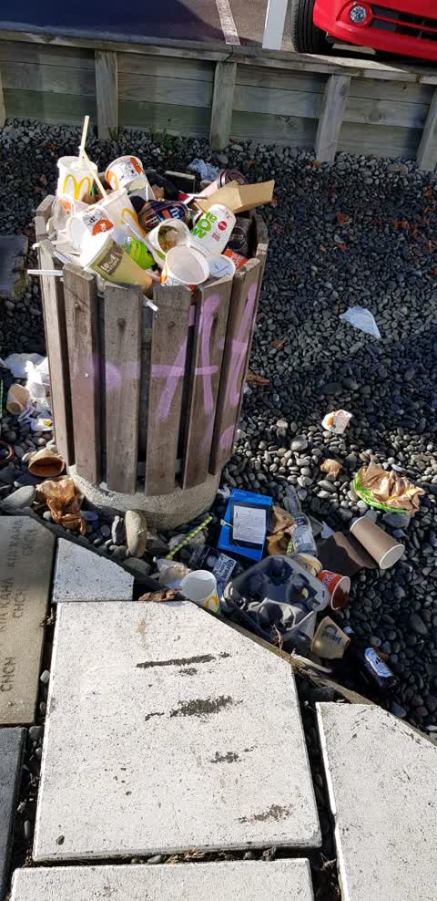 Rubbish/Recycling, a report photo
