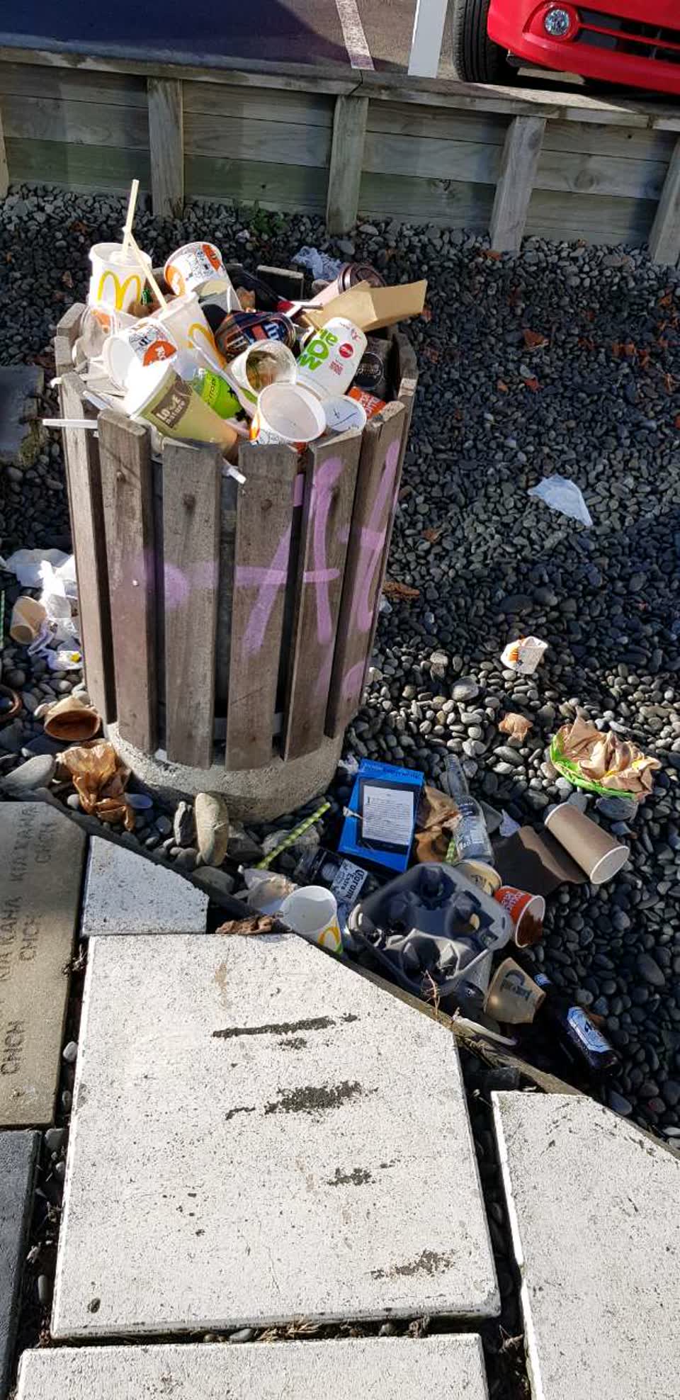 The photograph attached to this rubbish/recycling report