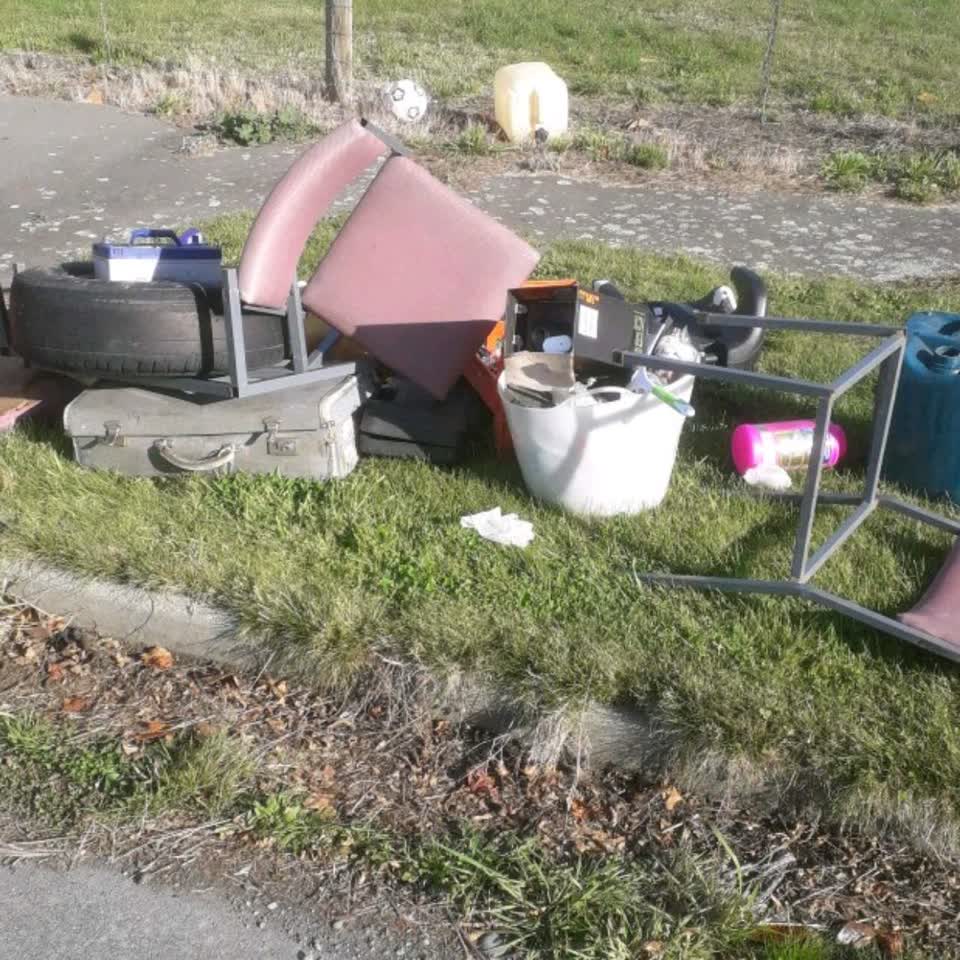 The photograph attached to this rubbish/recycling report