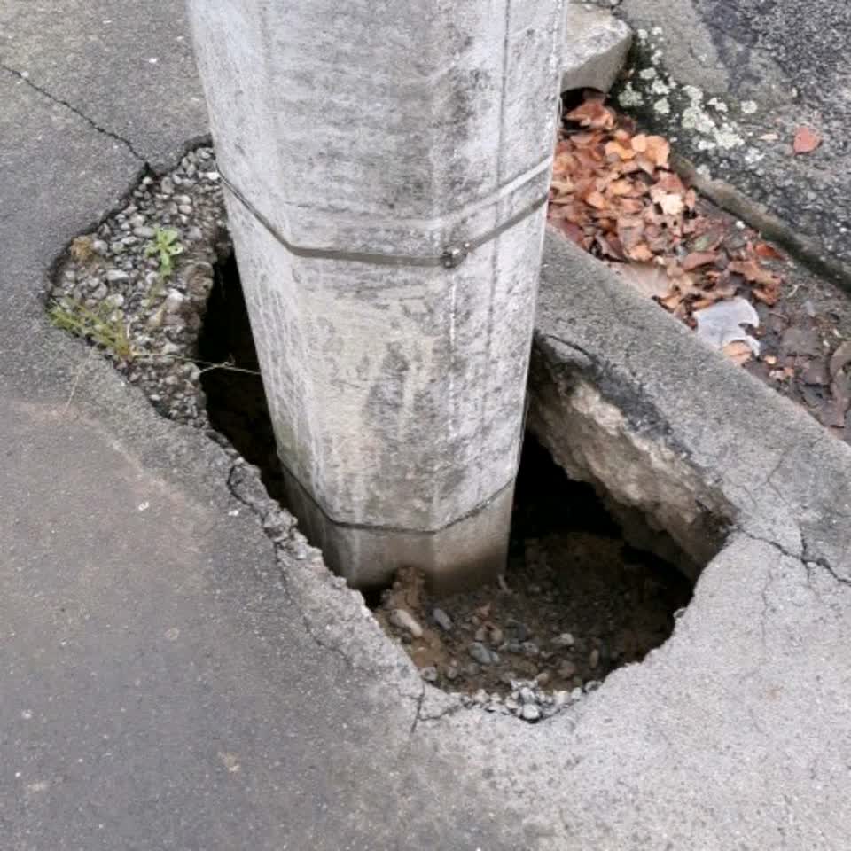 The photograph attached to this roading/streets report